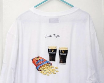 T-shirt con tapas irlandesi/Illustrazione Guinness e Tayto/Regalo umoristico irlandese disegnato a mano/