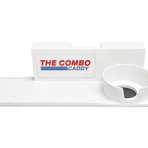 Könnte beinhalten: Ein weißer Kunststoff-Combo-Caddy mit einem Tablett, einer Schüssel und einem zentralen Fach. Der Caddy trägt den Text "THE COMBO CADDY" in Rot und Blau. Das Tablett hat ein geriffeltes Design.