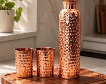Ayurvedisk vattenflaska i 100 % ren hamrad koppar, 1 liter med två dricksglas, handgjord kopparflaska i textur för dricksvatten, koppargåva