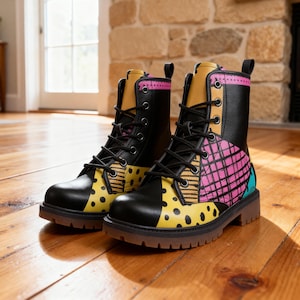 以下が含まれることがあります： カラフルなパッチワークデザインの黒いレースアップブーツのペア。ブーツは黄色の水玉模様、ピンクのグリッドパターン、ターコイズのアクセントが特徴です。アッパーは黒で、タンとピンクのディテールがあり、ソールは茶色です。