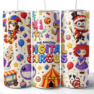 Puede incluir: Un vaso cilíndrico con fondo color crema y un patrón repetitivo de personajes e iconos de The Amazing Digital Circus. El diseño incluye una carpa de circo roja y amarilla, globos, estrellas y el título del programa en letras negritas.