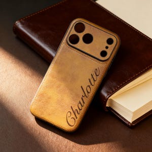 パーソナライズされた名前のレザーiPhone落下防止ケース、iPhone 17 Pro Max、16 Pro、15、14 Plus、13、14 Proに最適、彼/彼女へのギフトとして