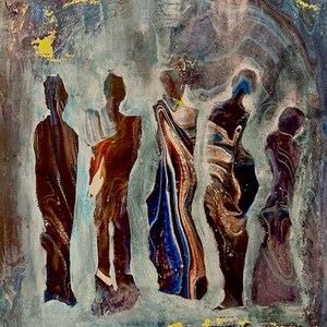 Puede incluir: Una pintura abstracta que presenta cinco siluetas humanas verticales y alargadas sobre un fondo texturizado de varias capas. Las figuras están representadas en tonos marrones profundos, azules y tonos metálicos arremolinados, con acentos de pintura amarilla brillante en la parte inferior.