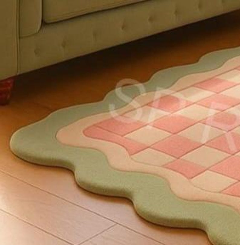 Pastel tufted rug with scalloped border and geometric pattern