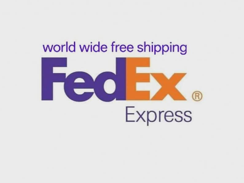 Pu&ograve; includere: Logo FedEx Express con la parola "FedEx" in viola e arancione, e "Express" in nero sotto. Il testo "world wide free shipping" &egrave; sopra il logo in viola. Sfondo grigio chiaro.