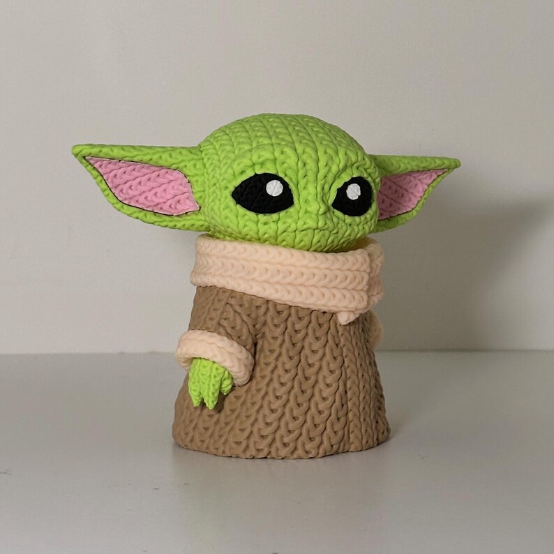 Baby Yoda Grogu-inspirerad stickad 3D-utskriven figur – Sci Fi-presentdekoration bild 3