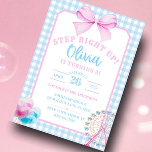 Puede incluir: Una invitación de cumpleaños con un fondo de cuadros vichy azul claro y un lazo rosa en la parte superior. La invitación dice "Step Right Up! ¡Olivia cumple 3 años!" con la fecha, hora y detalles del lugar. Incluye una noria.