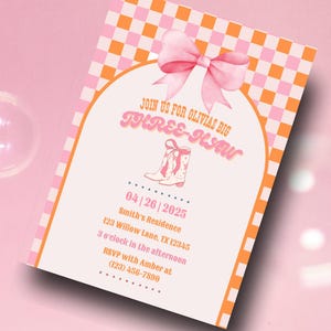 Könnte beinhalten: Eine rosa-orangefarbene Einladungskarte mit einer Schleife. Der Text lautet "Join us for Olivia's Big Three-Haw" mit einer Cowboy-Stiefel-Grafik. Das Datum ist der 26. April 2025, mit Adresse und RSVP-Details.