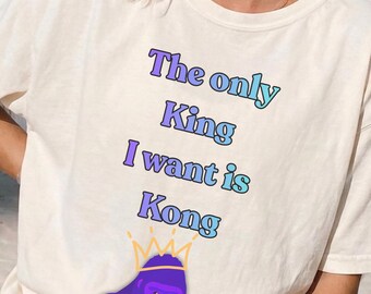 No Kings fun slogan political tee shirt. Short sleeved 100% cotton casual shirt. Unisex women men T-shirt. King Kong colorful art clothing.