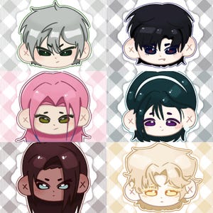 Puede incluir: Colección de seis pegatinas de personajes de estilo anime. Cada pegatina presenta un retrato estilizado con diferentes colores de cabello, incluyendo plateado, negro, rosa, verde oscuro, marrón y rubio. Las pegatinas tienen un borde blanco y están sobre un fondo a cuadros.