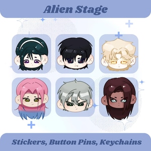 Può includere: Una collezione di sei personaggi dei cartoni animati con diverse acconciature e colori degli occhi, su uno sfondo azzurro. Il testo "Alien Stage" è in alto, con "Stickers, Button Pins, Keychains" in basso.