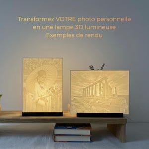 Può includere: Due lampade 3D illuminate con paralumi rettangolari, che mostrano design fotografici personalizzati. Una lampada presenta una donna con un ombrello, l'altra un edificio classico. Le lampade sono su una mensola di legno con libri sotto. Testo: "Trasforma la tua foto personale in una lampada 3D luminosa."