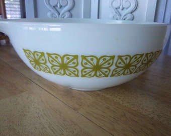 Pyrex Cinderella  Dutch Clover Pattern