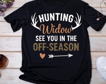 Camiseta divertida para esposa de cazador - Camiseta para viuda de cazador - Camiseta de temporada baja de ciervos - Camiseta rústica de caza al aire libre - Regalo para esposa de cazador
