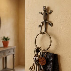 Puede incluir: Una taza de cerámica blanca con un asa negra y el texto "But First, Coffee" en negro, en negrita. La taza está sobre una superficie blanca.