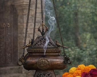 Bruciatore di incenso tradizionale in rame in stile tibetano con pavoni e catena per appenderlo