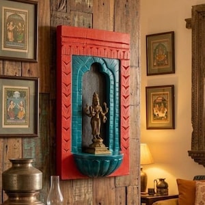 Vintage wanddecoratie. Messing Lakshmi gemonteerd op een houten frame. Handgeschilderd en handgemaakt.