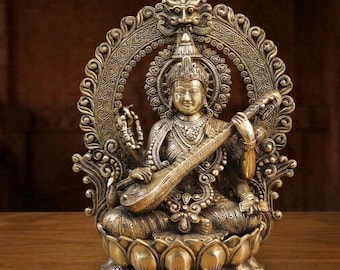 Messing Saraswati Statue auf Lotus, Göttin des Wissens, antike Finish Veena Gottheit
