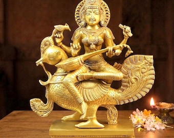 Messing Saraswati auf Pfau – Handgefertigte Messingskulptur | Göttin der Weisheit, Musik & Kunst