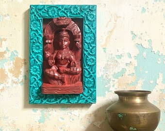 Vintage Holzrahmen mit handgeschnitzter Göttin Lakshmi - Sacred Wall Accent