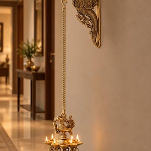 Soporte de pared de latón con forma de pavo real: decoración tradicional para la entrada de casas indias.