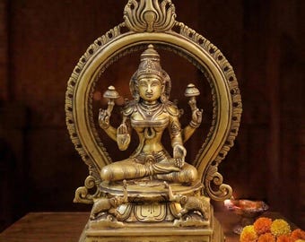 Messing Lakshmi Statue mit Prabhavali - Hinduistische Göttin Reichtum Skulptur (33 cm Höhe)