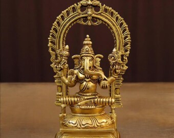Estatua de bronce del Señor Ganesha sentada sobre un pedestal con Prabhawali y kirtimukha