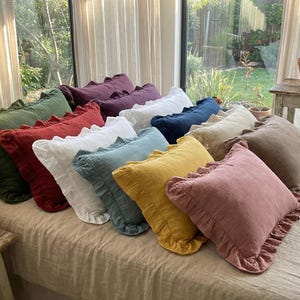 Op de afbeelding: Een witte keramische mok met een zwart handvat en de tekst "But first, coffee" in een zwarte, handgeschreven lettertype. De mok staat op een wit oppervlak.