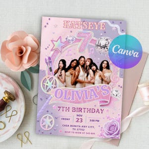 以下が含まれることがあります： 「KATSEYE」と「OLIVIA'S 7TH BIRTHDAY」の文字が入った、ラベンダーとピンクの誕生日招待状。ディスコボール、音符、6人の女性の写真が特徴です。日付は11月23日です。