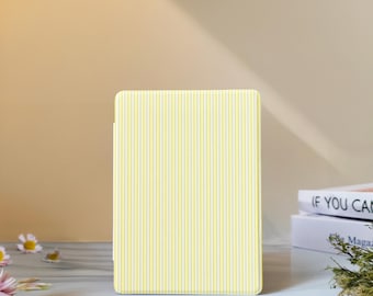 Funda Kindle con rayas amarillas y correa de mano para Paperwhite de 12.ª generación (7"), 11.ª generación (6,8"), Kindle Colorsoft 2024, Kindle de 12.ª/11.ª/10.ª generación y Kobo Clara.