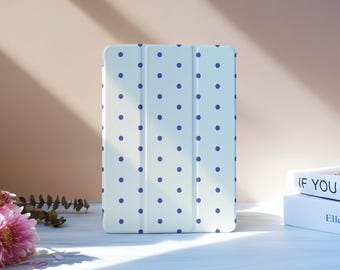 Funda para iPad con diseño de puntos azules y ranura para lápiz para iPad 11/10/9, iPad Pro de 11" y 12,9", iPad Air 7/6 de 11" y 13", iPad Pro de 12,9" y 11" (2024), iPad Mini 6/7, M4 y M2