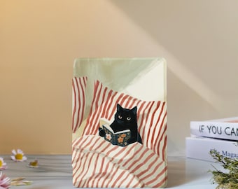 Custodia per Kindle con cinturino da polso a forma di gatto che legge, compatibile con Paperwhite 12a generazione (7"), 11a generazione (6,8"), Kindle 2024 Colorsoft, Kindle 12a/11a/10a generazione, Kobo Clara Case