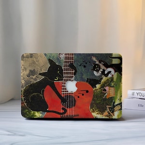 Könnte beinhalten: Laptop-Skin mit einer skurrilen Illustration von schwarzen Katzen, die Musikinstrumente spielen. Eine große rote Gitarre steht im Mittelpunkt, mit einer Katze, die sie spielt. Andere Katzen spielen ein Banjo und picknicken. Der Hintergrund zeigt einen Mond und Bäume.