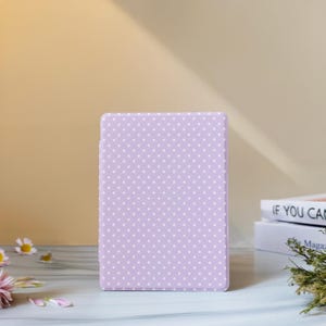 Lila prickigt Kindle-fodral med handrem för Paperwhite 12:e 7" 11:e 6,8", Kindle 2024 Colorsoft, Kindle 12:e/11:e/10:e, Kobo Clara-fodral