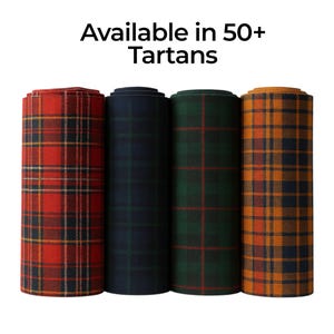 Può includere: Quattro rotoli di tessuto tartan rosso, blu navy, verde e arancione, ognuno con un motivo a quadri distinto. Il testo "Available in 50+ Tartans" è visibile nella parte superiore dell'immagine.