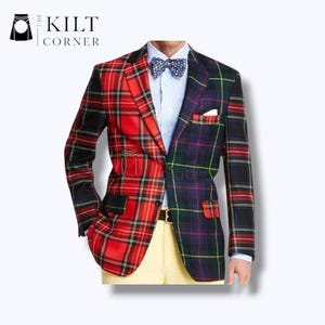Puede incluir: Una blazer a cuadros de dos tonos, rojo y negro en el lado izquierdo y verde, azul y negro en el derecho. La blazer se combina con una camisa azul claro, una pajarita estampada y pantalones amarillos. El logotipo de Kilt Corner está en la esquina superior izquierda.