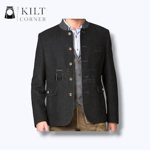 Könnte beinhalten: Dunkelgraue Wolljacke mit Stehkragen und goldenen Knöpfen. Die Jacke hat zwei Vordertaschen und eine kleine Brusttasche. Das Kilt Corner-Logo befindet sich in der oberen linken Ecke.
