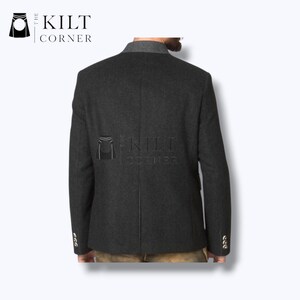 Pu&ograve; includere: Giacca di lana grigio scuro con colletto grigio e tre bottoni argentati su ogni polsino. La parte posteriore della giacca &egrave; visibile, con il logo "KILT CORNER" stampato sul fondo della schiena. La giacca fa parte di una collezione di abbigliamento formale.