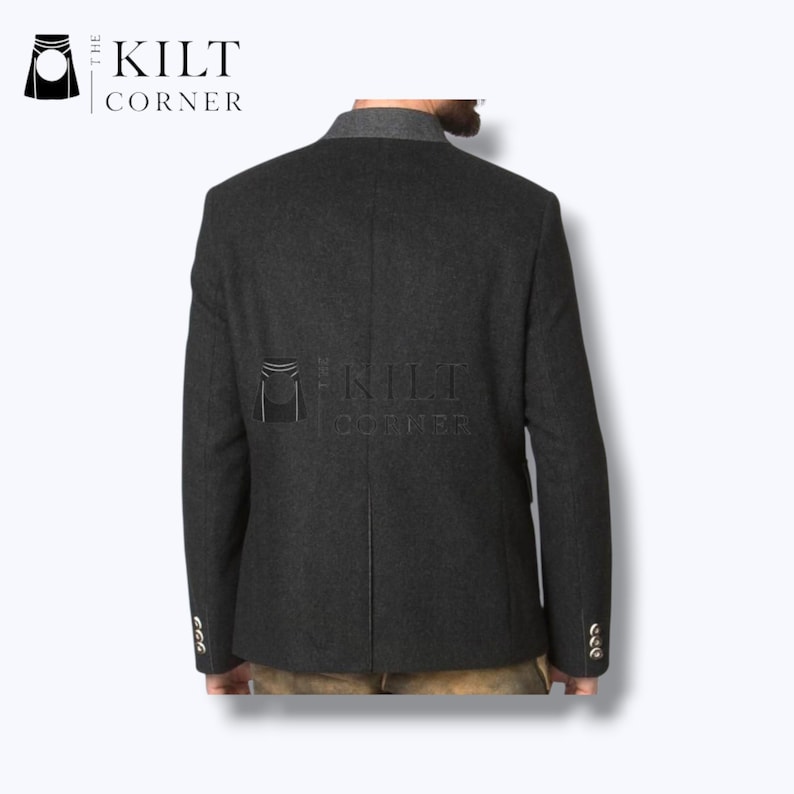 Pu&ograve; includere: Giacca di lana grigio scuro con colletto grigio e tre bottoni argentati su ogni polsino. La parte posteriore della giacca &egrave; visibile, con il logo "KILT CORNER" stampato sul fondo della schiena. La giacca fa parte di una collezione di abbigliamento formale.