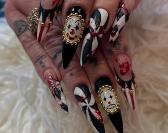 Unhas postiças de palhaço assustador, estilo gótico/estiletto para o Halloween.