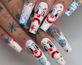 Uñas de payaso a presión: Arte de uñas de circo hecho a mano con dados