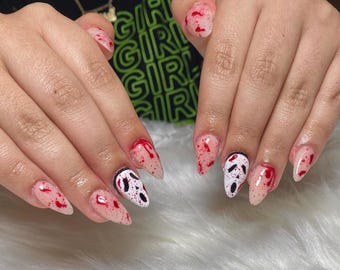 Uñas postizas con cara de grito sangriento: Arte de uñas de Halloween de terror