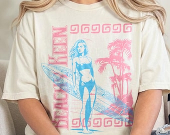 Camiseta Comfort Colors® Beachy Keen, camiseta retro para chica surfista, camiseta tropical de verano para la playa, camiseta con estampado de tabla de surf costera.