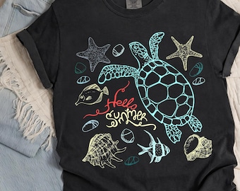 Camiseta Comfort Colors® Hello Summer con tortuga marina, camiseta playera con peces tropicales, camiseta con estampado de vida marina costera.