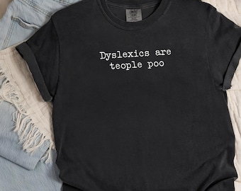 Camiseta Comfort Colors® "Los disléxicos son gente caca", camiseta divertida con juego de palabras sobre la dislexia, camiseta con humor sarcástico, camiseta con cita minimalista, regalo original