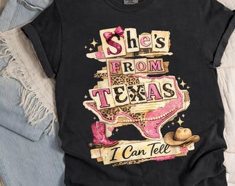 Camiseta retro vintage Comfort Colors® "She's From Texas I Can Tell", color rosa, estilo western texano, estampado de vaquera coqueta, regalo para chica sureña.