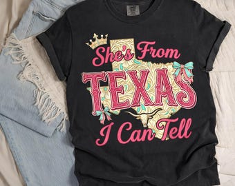 Camiseta Comfort Colors® "She’s From Texas I Can Tell", Camiseta Coquette Texas Girl, Camiseta con mapa floral de Texas, Camiseta femenina con lazo estilo western