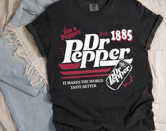 Camiseta Comfort Colors® Dr. Pepper Retro Pop: El mundo sabe mejor, estilo vintage para amantes de los refrescos, regalo divertido para mujeres amantes de las bebidas.