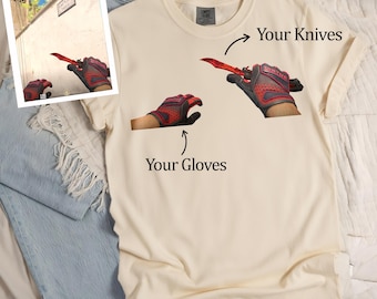 Camiseta Comfort Colors® personalizada con cuchillo y guantes CS2, camiseta personalizada de Counter-Strike 2, camiseta con combinación de skins personalizada, Bingo Bango Bongo