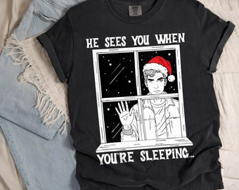Camiseta "Él te ve cuando duermes", camiseta navideña para fans de Crepúsculo, camiseta parodia de Edward Cullen, camiseta divertida de película navideña